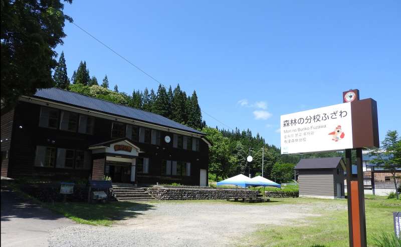 施設外観 この建物を目印にお越しください。駐車場は校庭どこでもOK