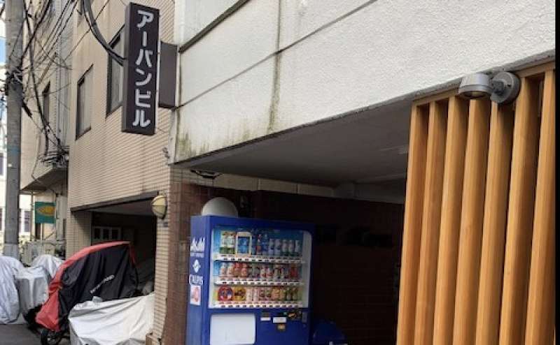 六本木駅より徒歩2分。アーバンビル入り口。建物の4階にジムがあります