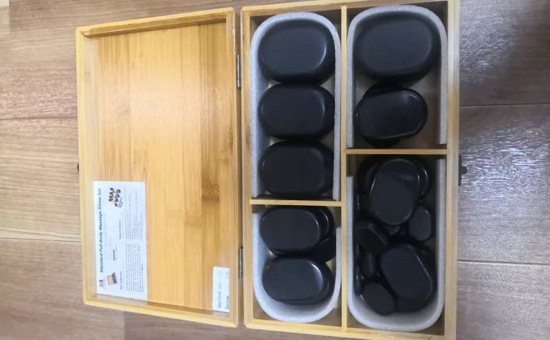 ホットストーンです。お部屋のキッチン下の棚の中にございます。