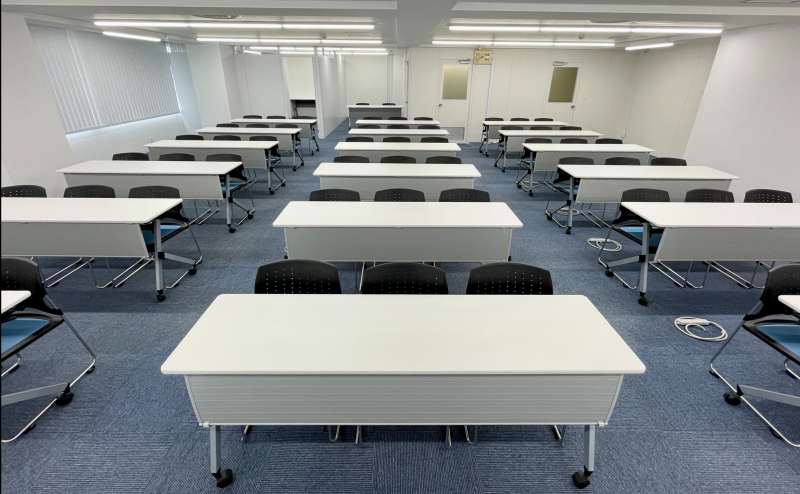 【小~中規模の人数にピッタリなサイズ。セミナー形式で54名着席可能です】 - TIME SHARING 新宿8Aの写真