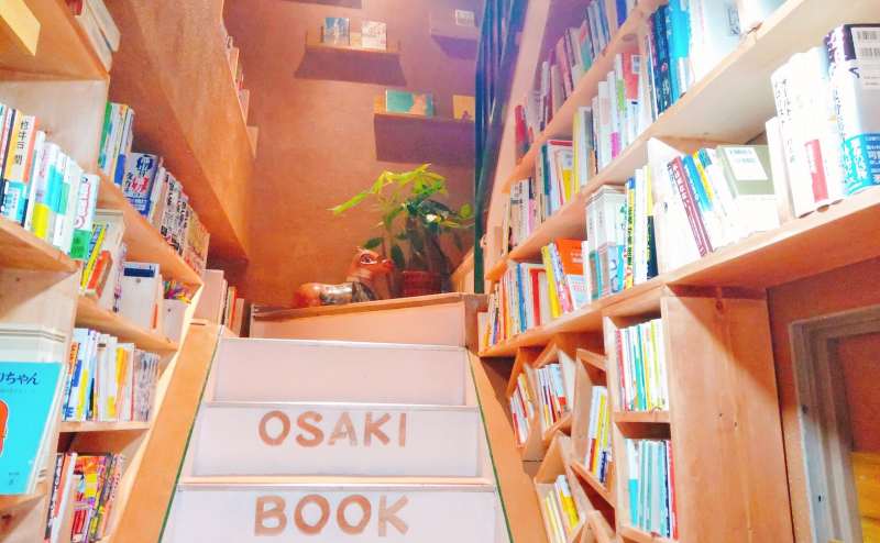 秘密基地のような階段書庫です。