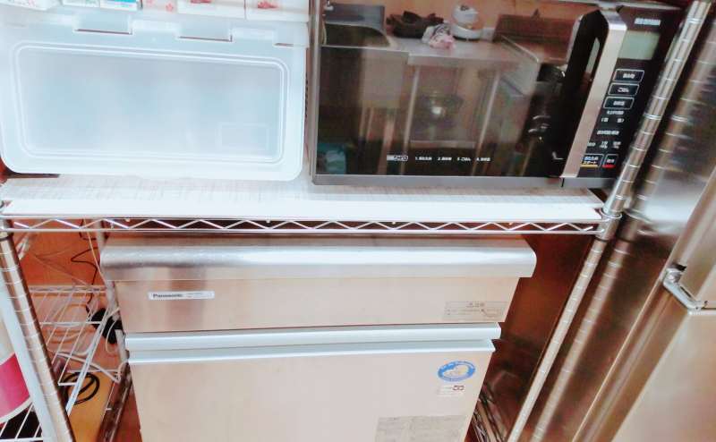 電子レンジと業務用製氷機です。