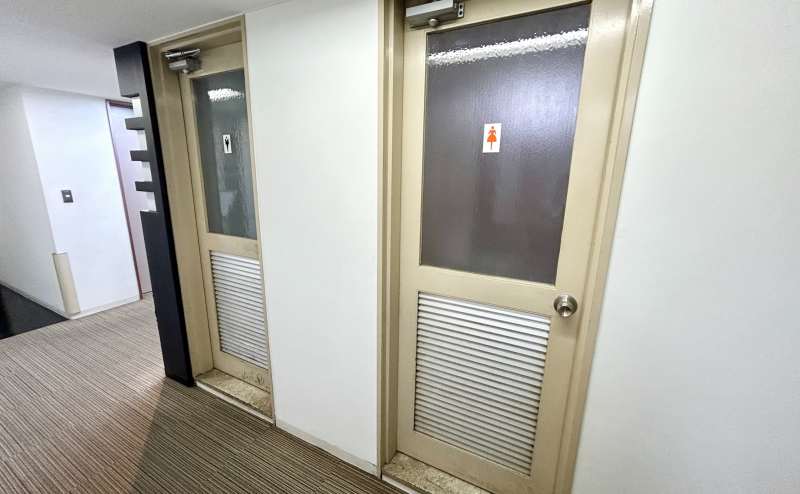 【男性用:個室×1、小便器×2、女性用:個室×2】 - TIME SHARING 新宿9Bの写真