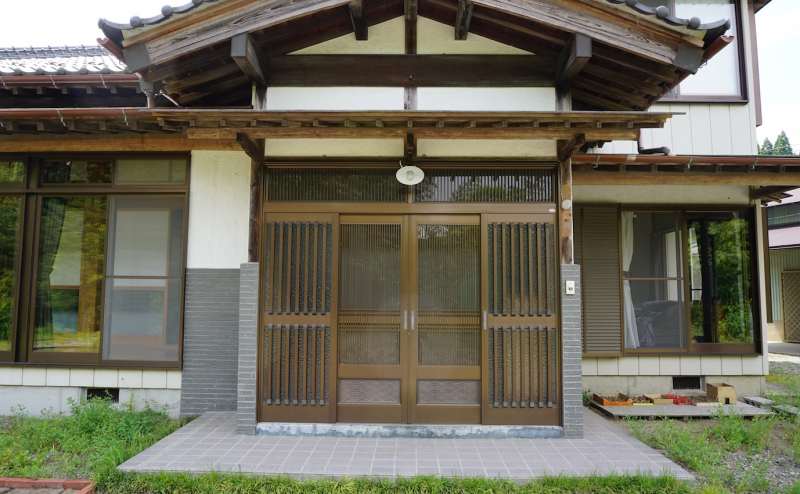 玄関です。玄関外回りも広いので、撮影は容易です。