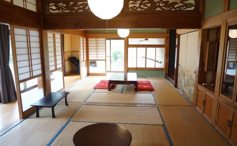 仏間側より２部屋です。欄間などもきれいです。