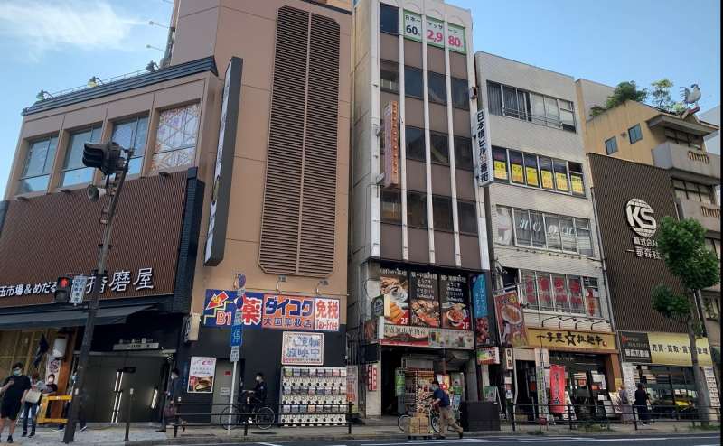 一番左が「日本橋駅」②出入口のあるパチンコ屋、その２件隣にお越しください。