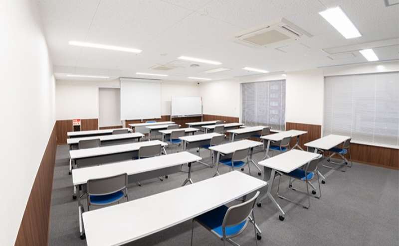 ソーシャルディスタンス例。通常定員の1/2〜2/3の席数で対応しております。小会議室C-1は1人掛けで12名様です
