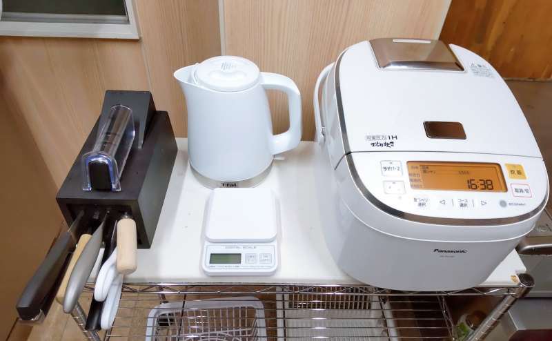 炊飯器、計量器、包丁です。