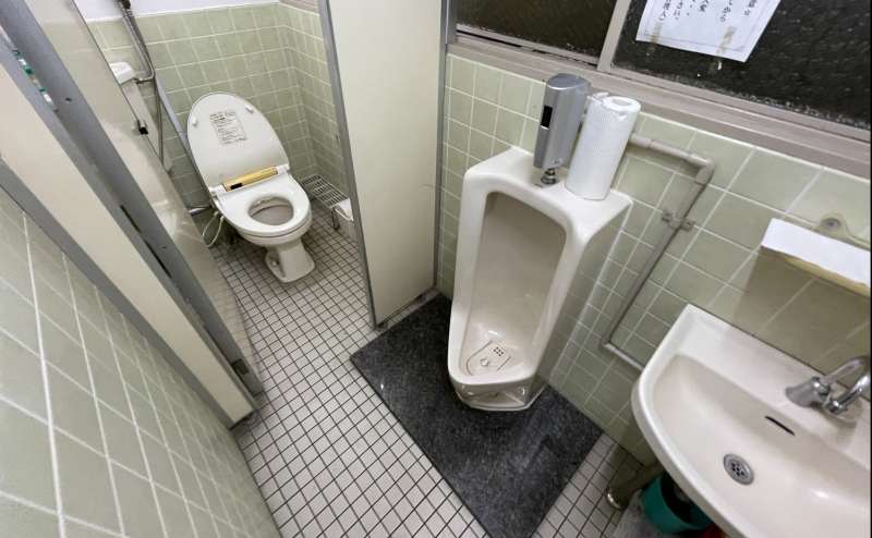 【2階男性トイレ(小便器×1、個室×1)】 - TIME SHARING 秋葉原 和泉ビル202の写真