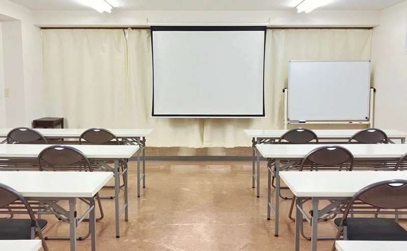 第四会議室 3名掛け最大24席【高崎駅徒歩7分】プロジェクター|スクリーン|ホワイトボード|Wi-Fi|貸し出し無料【窓有り】