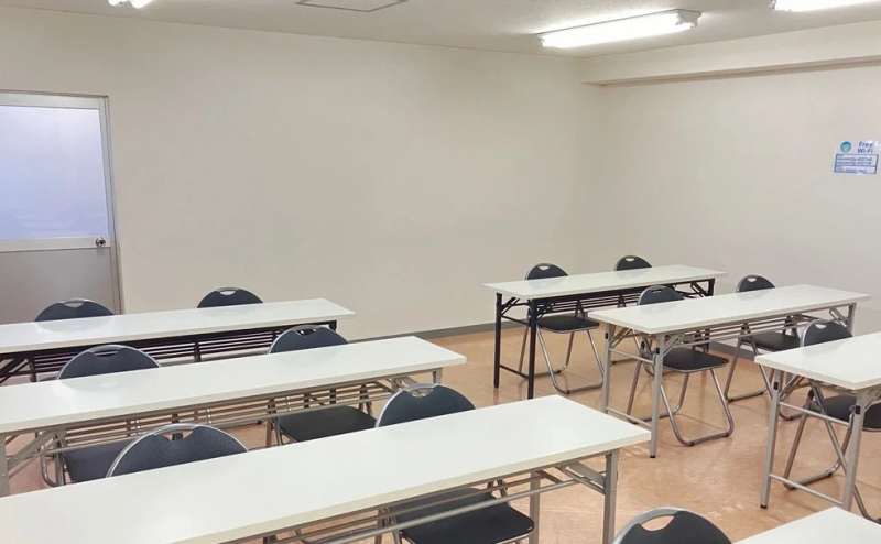 少人数の会議や打ち合わせ、面接会場等にちょうどよい広さとなっております。