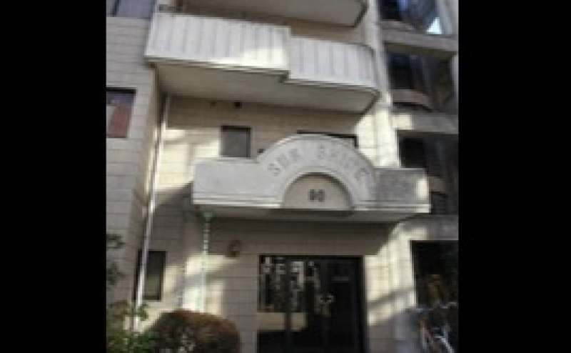 閑静な住宅街の高級マンションの一室です