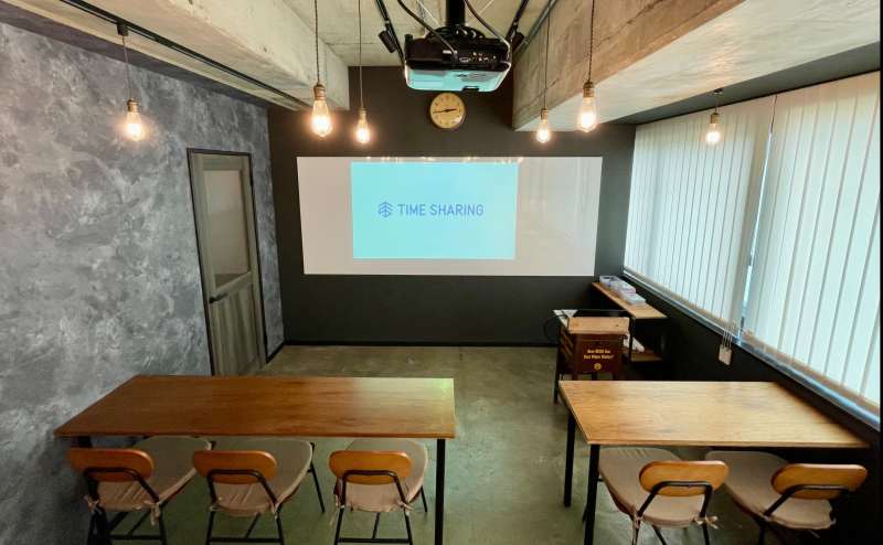 【会議室内のプロジェクター、司会台、ホワイトボードなどの備品は全て無料でお使いいただけます】 - TIME SHARING 田町赤羽橋 8Bの写真