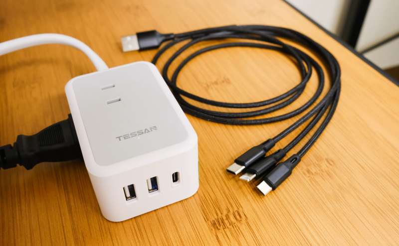 電源タップと3in1充電ケーブル(TypeC・ライトニング・microB)×2本を用意しております。ご自由にお使い下さい。
