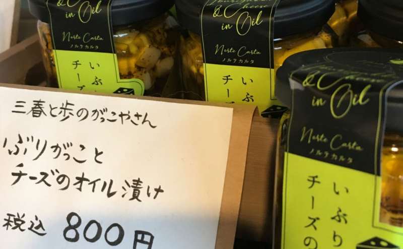物販の販売もできます。店内ラックのほか、軒下スペースもご利用いただけます(有料)