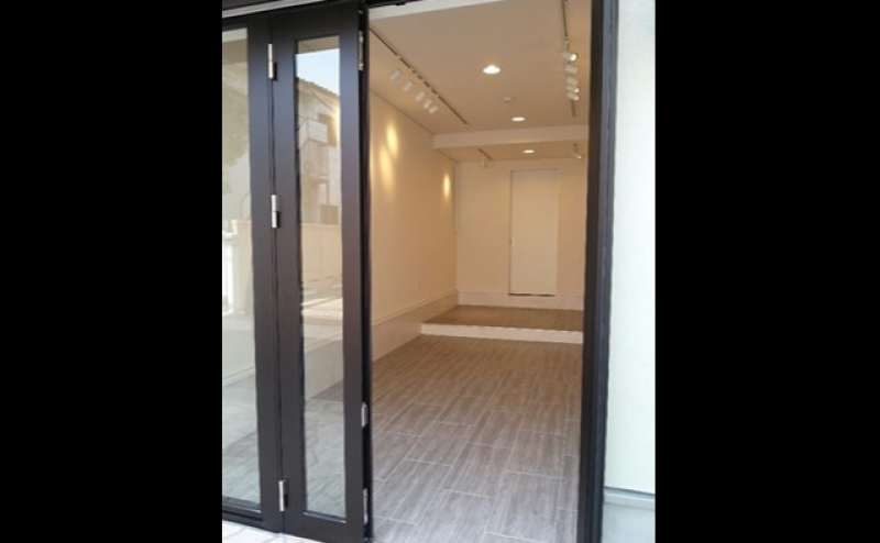 開口部は1.25m×2.18m。高さのあるエントランスです