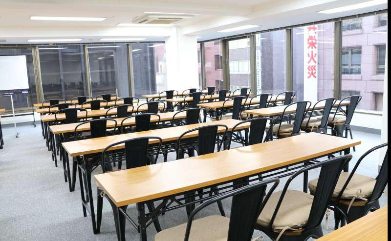 大きな窓に囲まれています - TIME SHARING 新橋駅日比谷口前の写真