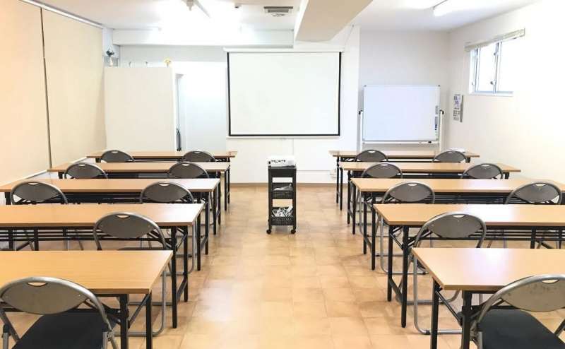 第三会議室は会場面積47m²となり、中人数の収容が可能です。収容可能人数は20人(最適人数)~3名掛け最大30人。