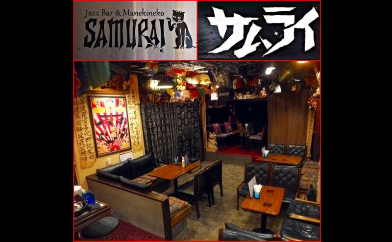 ローマ字とカタカナの店名ロゴ、中央客席