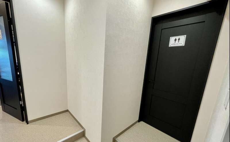 【内扉の右側には男女別トイレがございます】 - TIME SHARING 新宿御苑前 壱丁目参番館8Bの写真