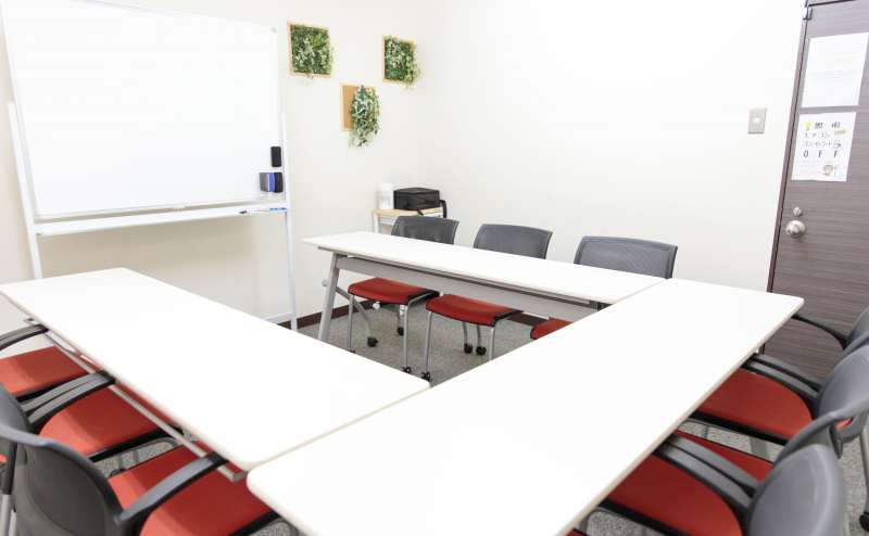 少人数向け貸し会議室「みーてぃんぐすぺーす本町」は、明るく清潔な貸し会議室です。