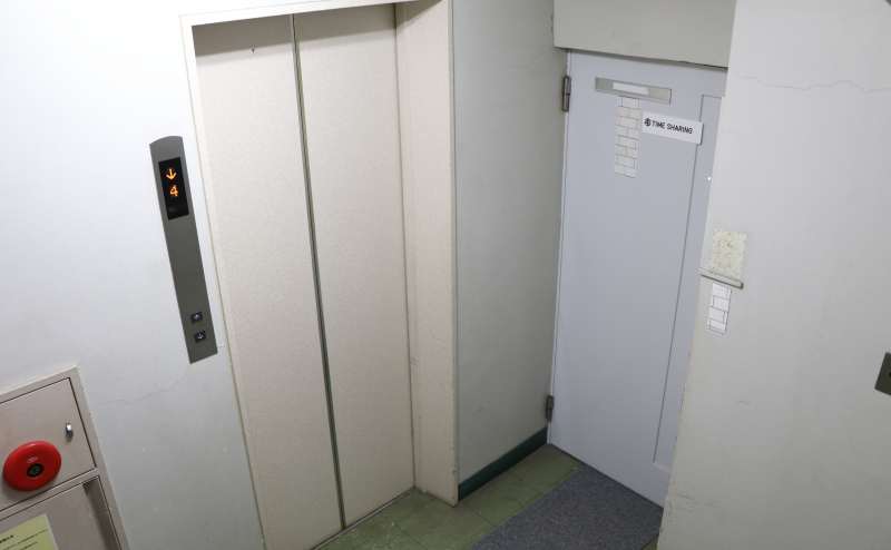 7階のスペース入口扉 - TIME SHARING 新橋駅日比谷口前の写真