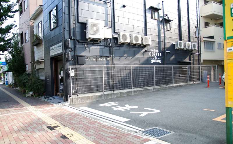 CAFE L'ETOILE DE MER の外観です　黒い建物となっています