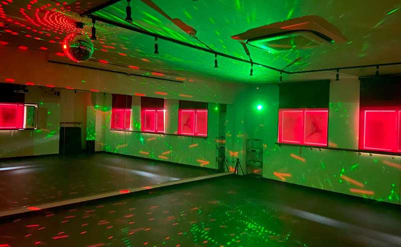 ミラーボールやステージライト照明。パーティーやダンスイベント、発表会に使えます。