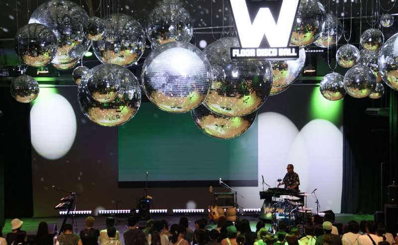 WHATAWON内 Floor Disco Ball