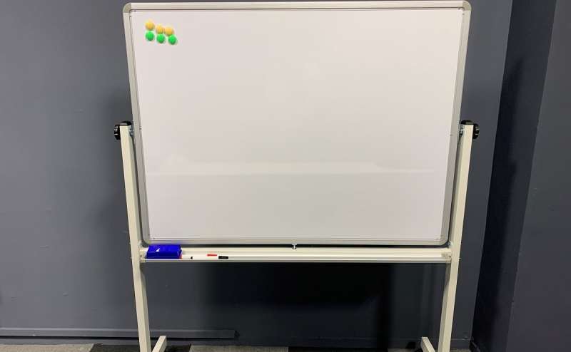 両面使いできるホワイトボードがあります。