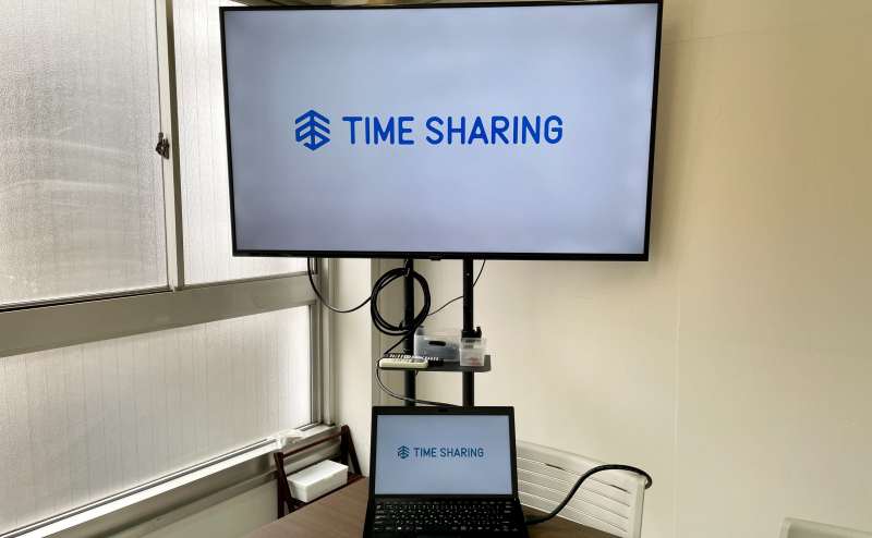 【モニターから出ているHDMIケーブルとお手持ちの機器を繋げるだけで簡単に映ります!】 - TIME SHARING 秋葉原 和泉ビル202の写真