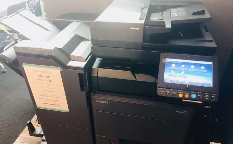 セルフコピー機 KYOCERA TASKalfa 5052ciを設置。A4白黒 片面1枚／11円～、ホッチキス止めやパンチング穴あけは追加料金不要です！