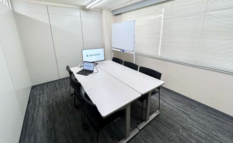 【新宿三丁目駅より徒歩3分!6名収容のリーズナブルな会議室がオープン♪】 - TIME SHARING 新宿9Bの写真