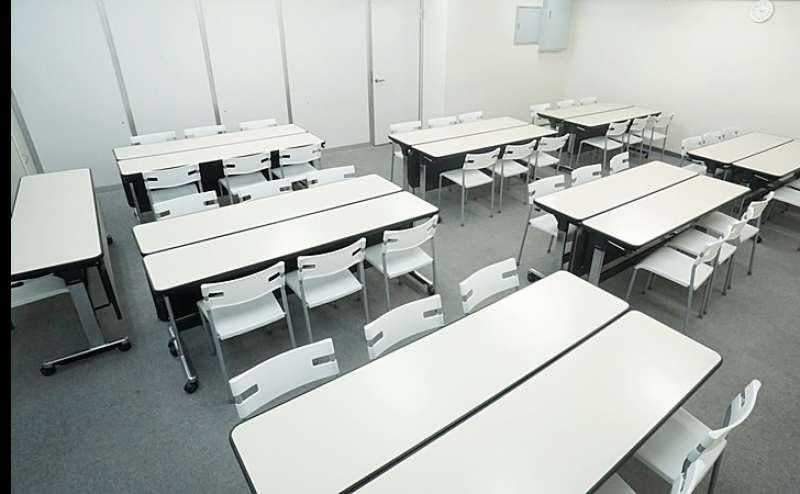 グループ形式　42名　　６名グループ席が７か所設置可能です
