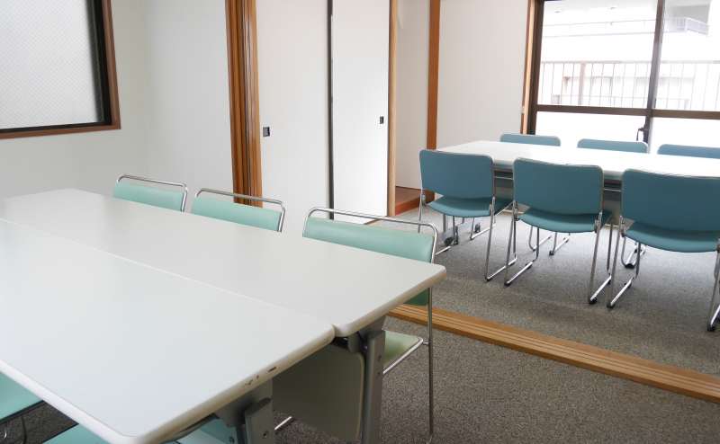 清潔で明るいお部屋  お得な料金設定で長時間の利用にもぴったり
