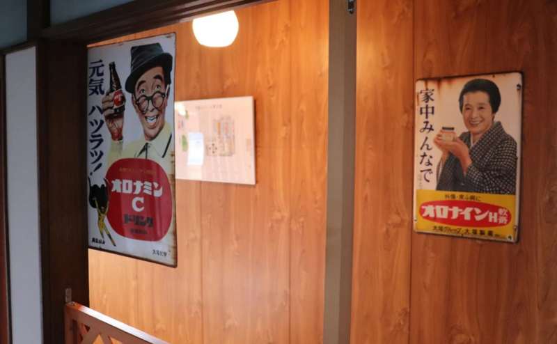 懐かしのホーロー看板が雰囲気を盛り上げます