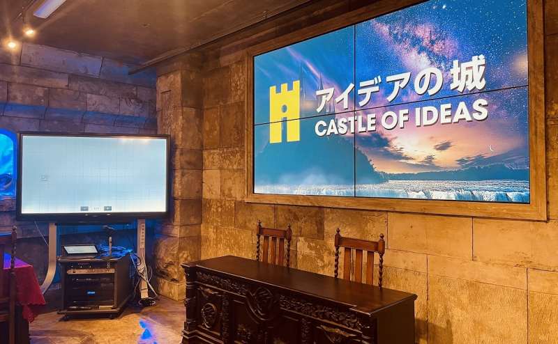 １２０インチの大型モニターと電子黒板でセミナーにもご利用いただけます