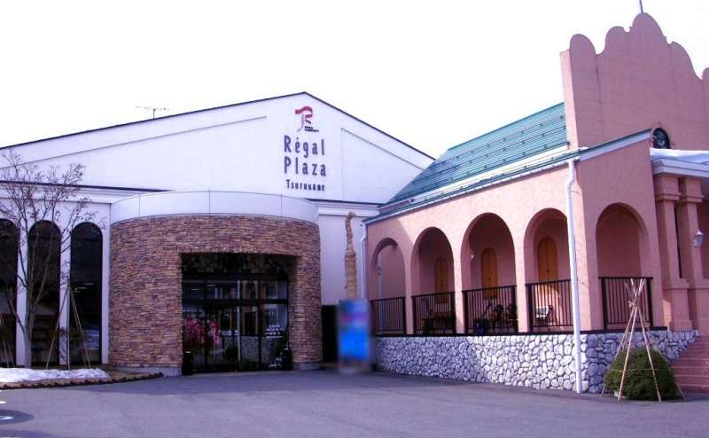 外観１右側のチャペル部分が貸スペースです。左側の店舗で受付します。