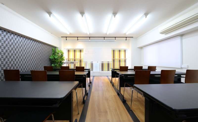 施設名貸し会議室SakurAroom、ヨガマット完備！名古屋駅徒歩５分の好立地！通常２４名、プラス椅子のみ４つで最大２８名収容可能☆