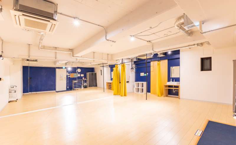 【心斎橋駅から徒歩５分！】１５人収容可能！ダンスができるレンタルスタジオ｜幅5.4ｍ、高さ2ｍの大型鏡｜ダンスに最適