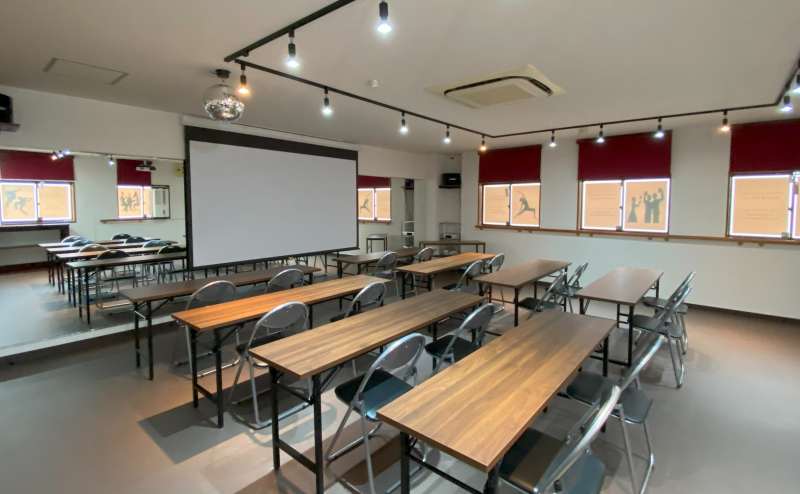 1800×450×700の長机8台。1200×400×720の長机1台。会議用椅子が16脚。無料で貸し出します。