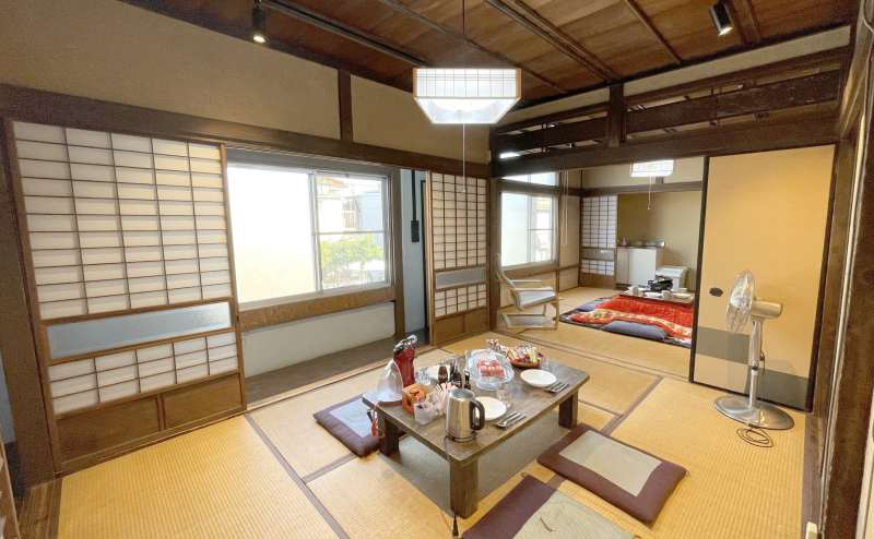 奥が8畳の和室、手前が6畳の和室です。襖を開けて広々、閉めて個室としても使えます