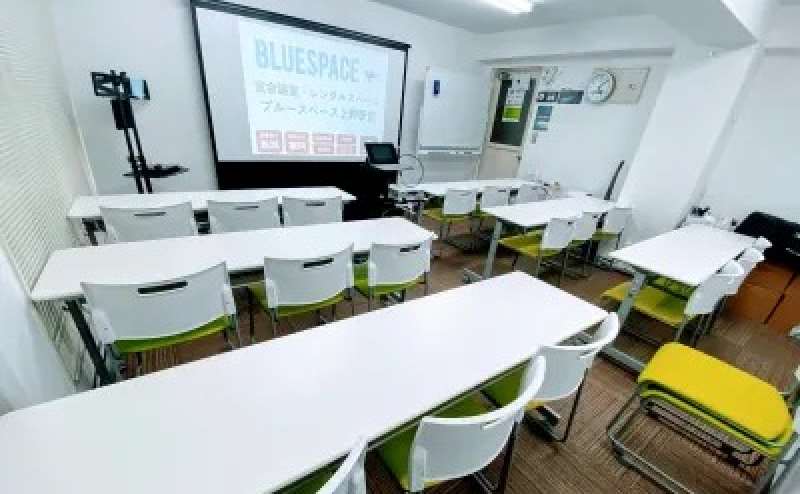 会議やセミナー、研修会にご利用いただける大型スクリーンもご用意。お持ちのPCやスマホにもつなげます