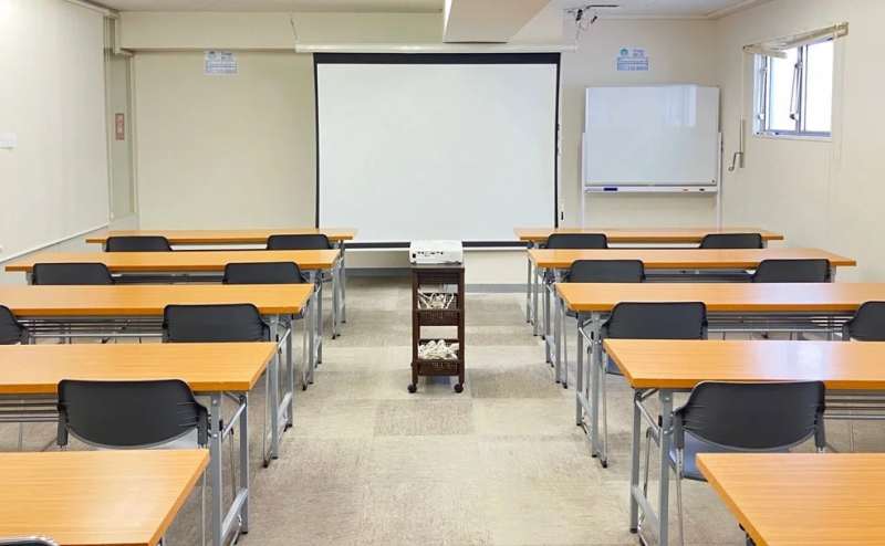 第二会議室は収容人数20人(最適人数)~3名掛け最大30人。会場面積は47m²となります。