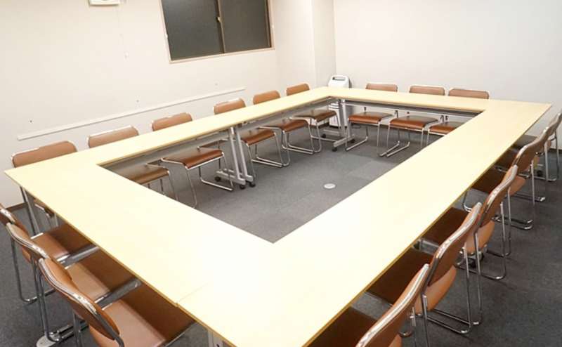 側面には窓もございます。スクール形式と同じ台数の机をご利用いただけます