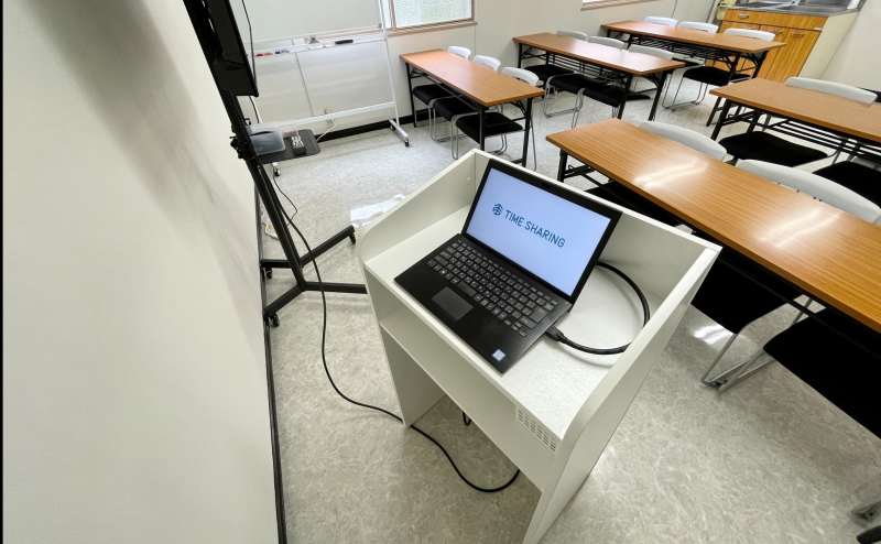【モニターから出ているHDMIケーブルとお手持ちの機器を繋げるだけで簡単に映ります!】 - TIME SHARING 秋葉原 和泉ビル205の写真