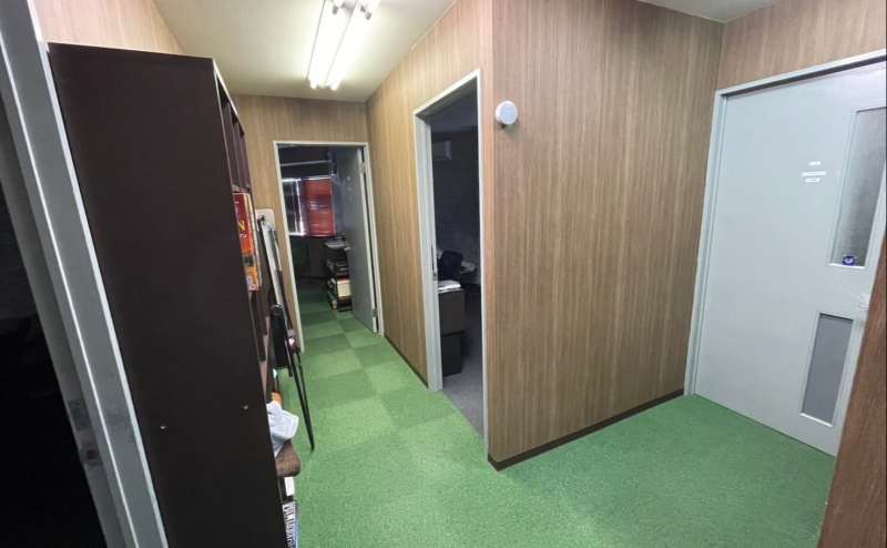 入口入って、すぐ右側の部屋が5名個室です。