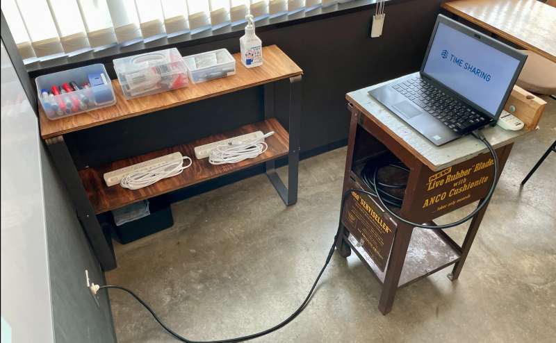 【プロジェクターへは、司会台に伸びているHDMIケーブルとお手持ちのPCを接続するだけで簡単に投影が出来ます】 - TIME SHARING 田町赤羽橋 8Bの写真