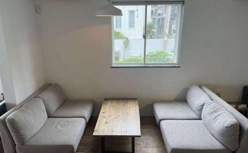 リラックスして過ごせるソファー席もございます。