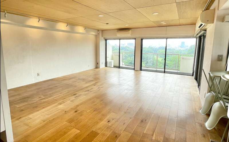 【外の景色を眺めながらのヨガや撮影にオススメ♪】 - TIME SHARING 新宿御苑前 壱丁目参番館1001の写真